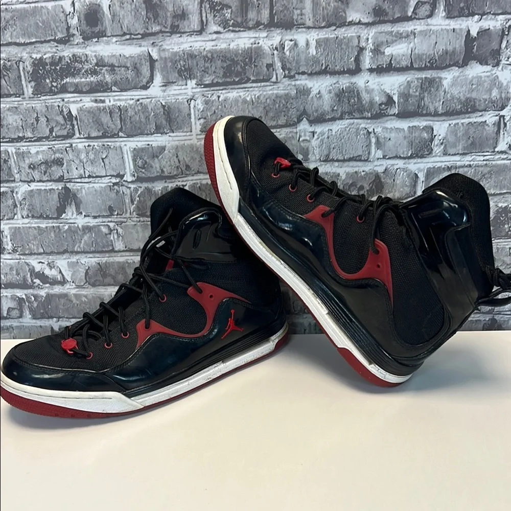 Jordan Men's Black‎ and Red Sneakers